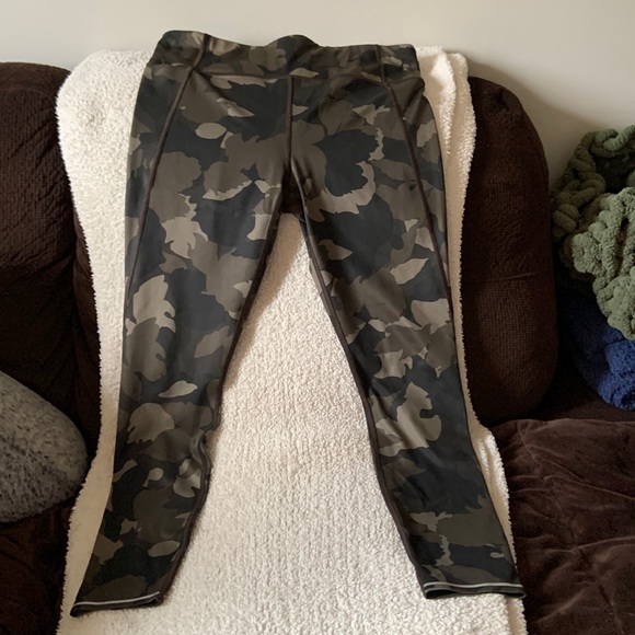 Athleta Pants - Athleta green CAMO leggings